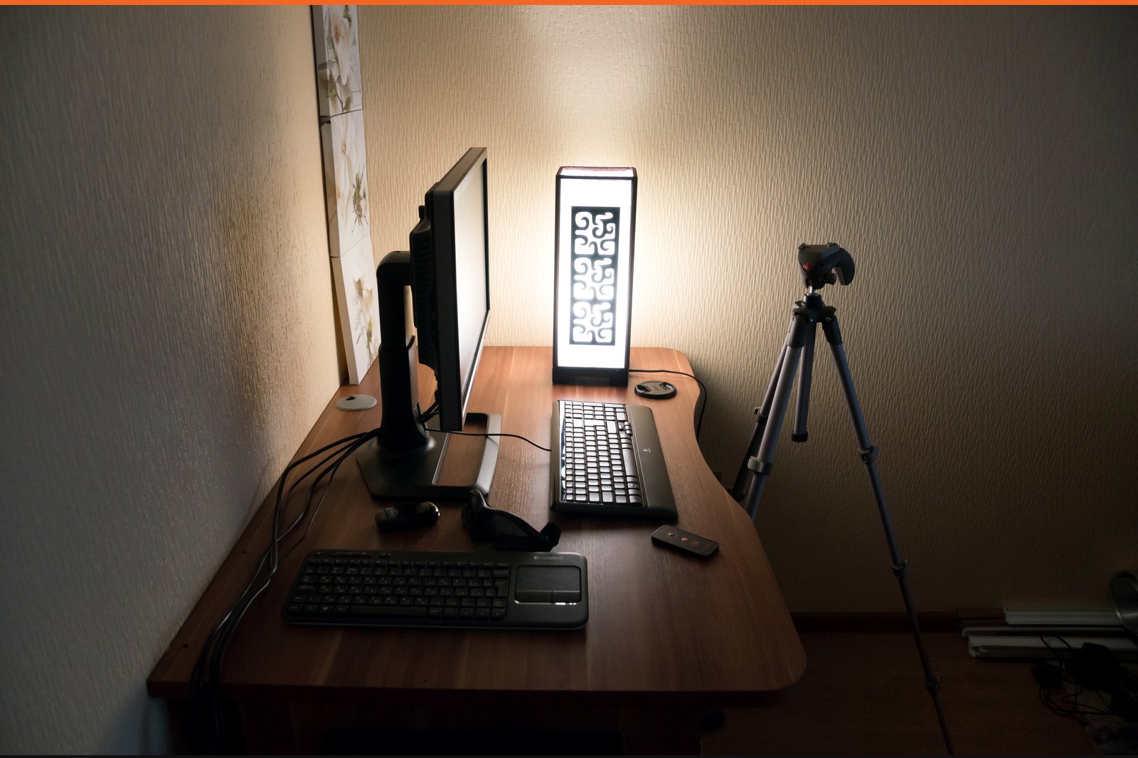 Biurko z monitorem w studiu marketingu