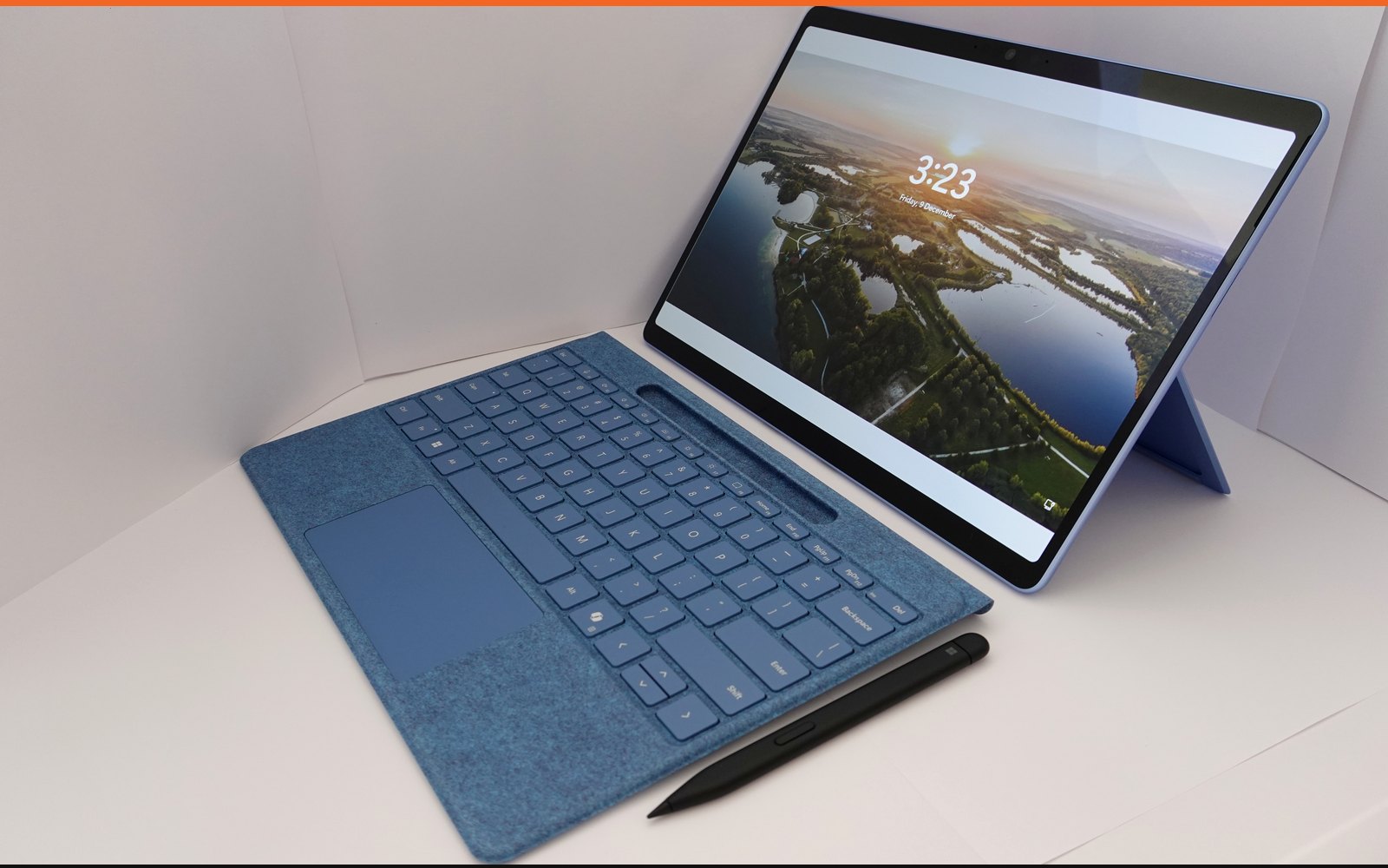 Laptop w pracy nad stroną i Ads